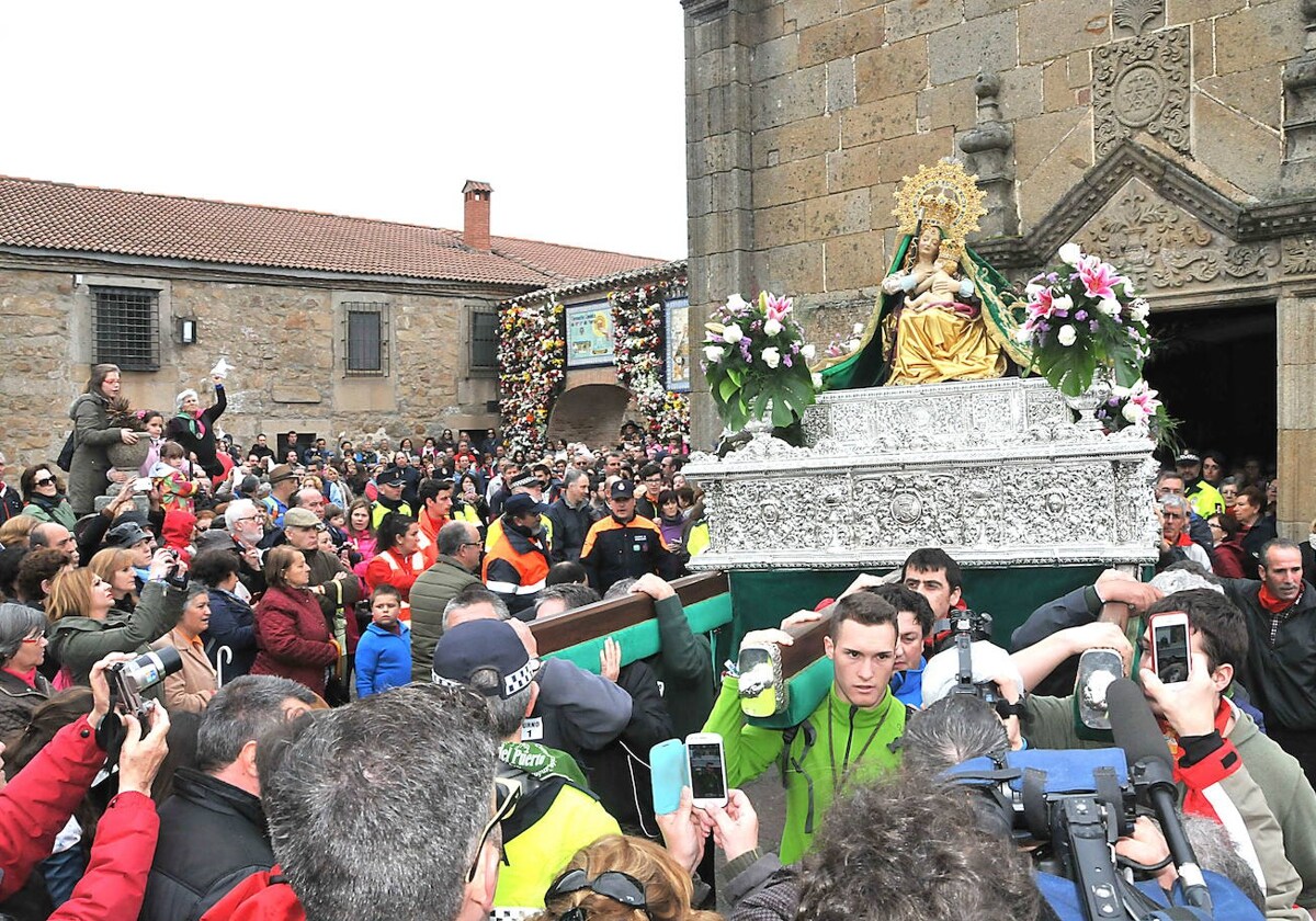 La Virgen, a la salida de la ermita, en una imagen de archivo.