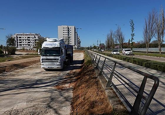 Los camiones se mueven en el entorno del chalé, que se puede ver desde la avenida de Elvas.