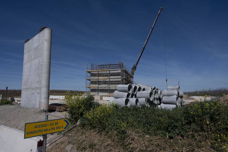Los conductores que se dirigen a Portugal ven la construcción de un puente en la A6, que se ha ralentizado estos meses.