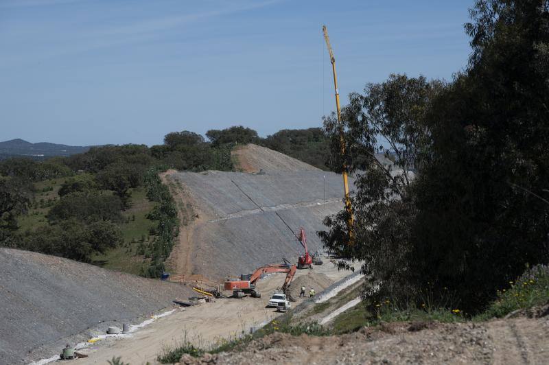 Las máquinas despejan el camino por el que discurrirá el tren.