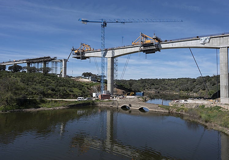 Viaducto de Asseca II, junto a un puente antiguo.