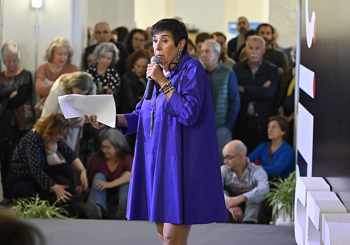 Nieve Concostrina durante su conferencia en el Hospital Provincial.