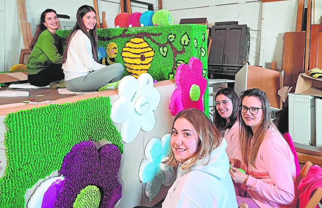 Uno de los grupos participantes del desfile de este año trabaja en su carroza.