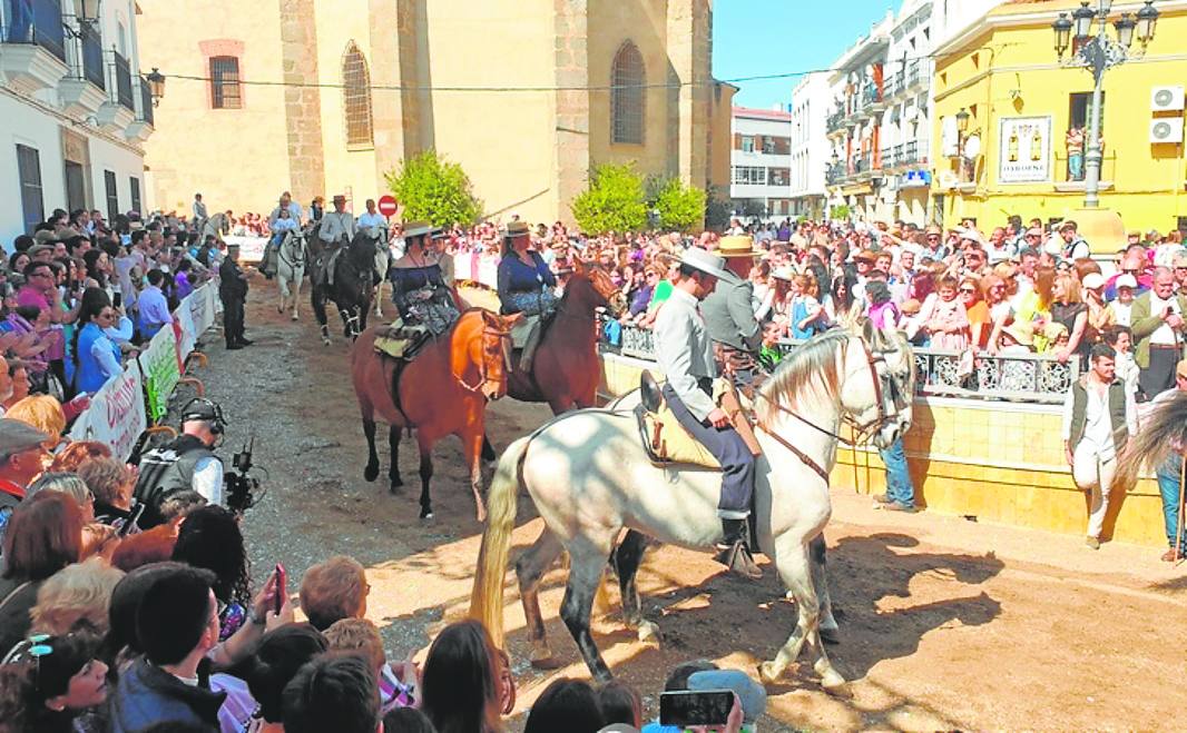 Desfile de caballos y jinetes en la romería de Piedraescrita del año pasado.