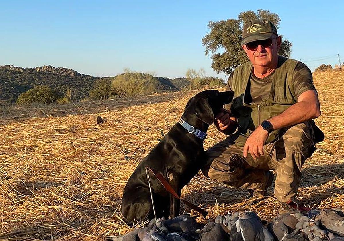 Juan Carlos Ruiz con su perra 'Roma'.