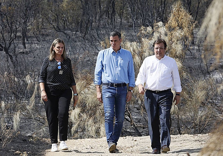 Yolanda Garcia Seco, Pedro Sánchez y Guillermo Fernández Vara, el pasado verano en la zona quemada en Monfragüe.