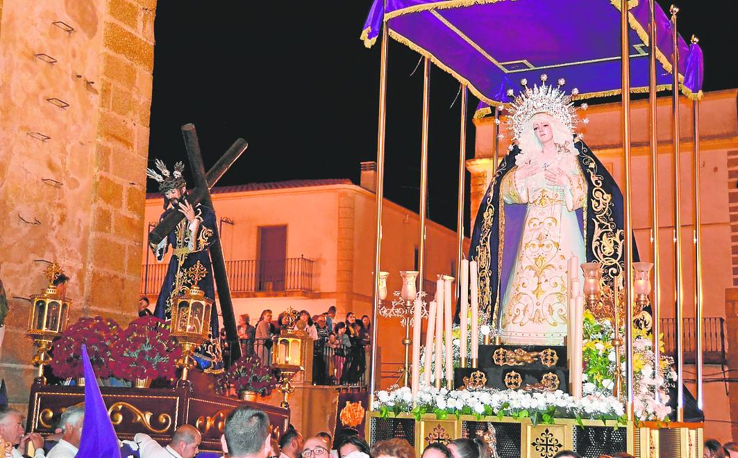 El Nazareno y la Virgen de los Ángeles a las puertas de la iglesia.
