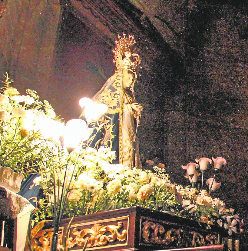 La patrona, la Virgen de Bienvenida, ilumina y vigila los campos.