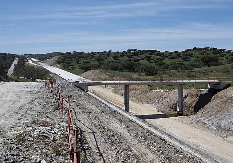 Trabajos que discurren en paralelo a la carretera entre Elvas y Alandroal.