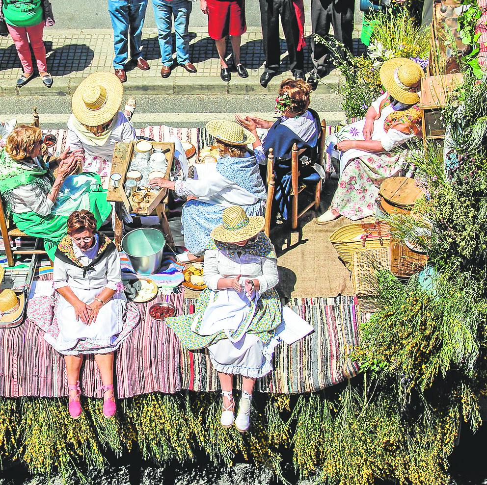 Vecinas en sus tradicionales carrozas que acompañan al Santo.