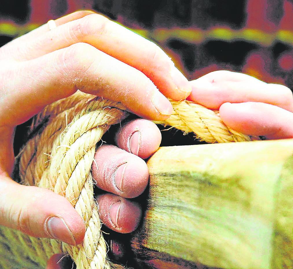 Colocando la soga alrededor de los brazos y manos.