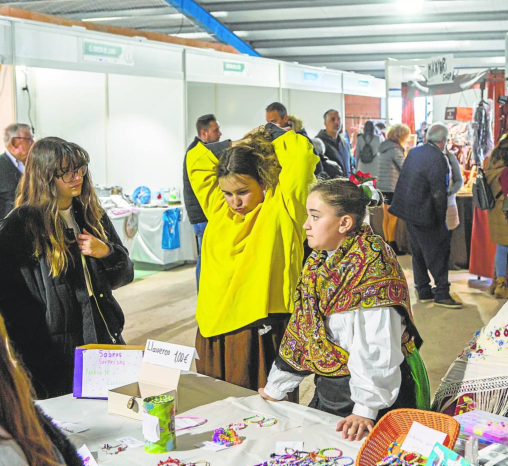 Jóvenes en las instalaciones donde se lleva a cabo el mercado.