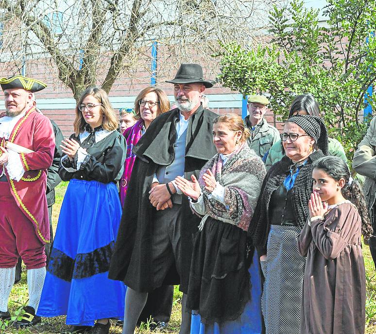 Lugareños vestidos con trajes de época.