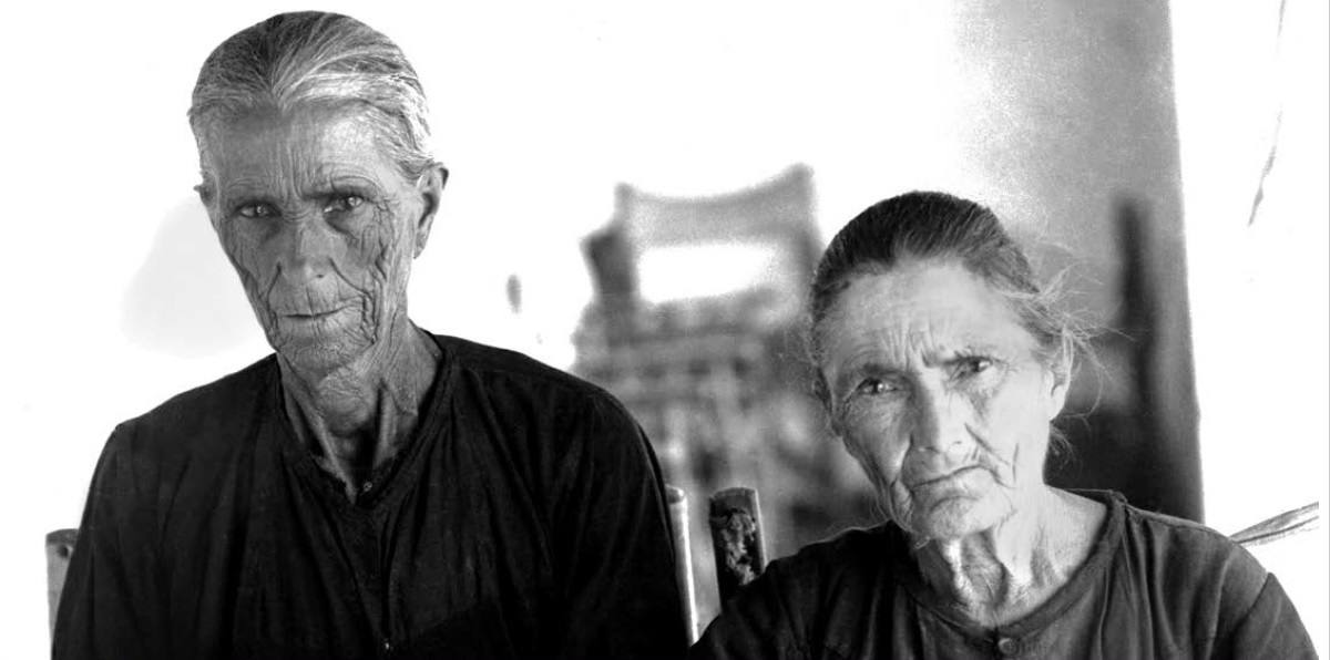 La mirada de dos mujeres mayores.