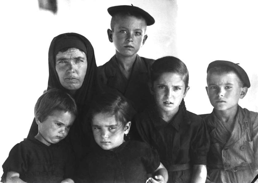 Impresionante fotografía de Remigio Mestre de una familia de luto al morirse el padre y marido.