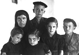 Impresionante fotografía de una familia de luto por la muerte del padre y marido.