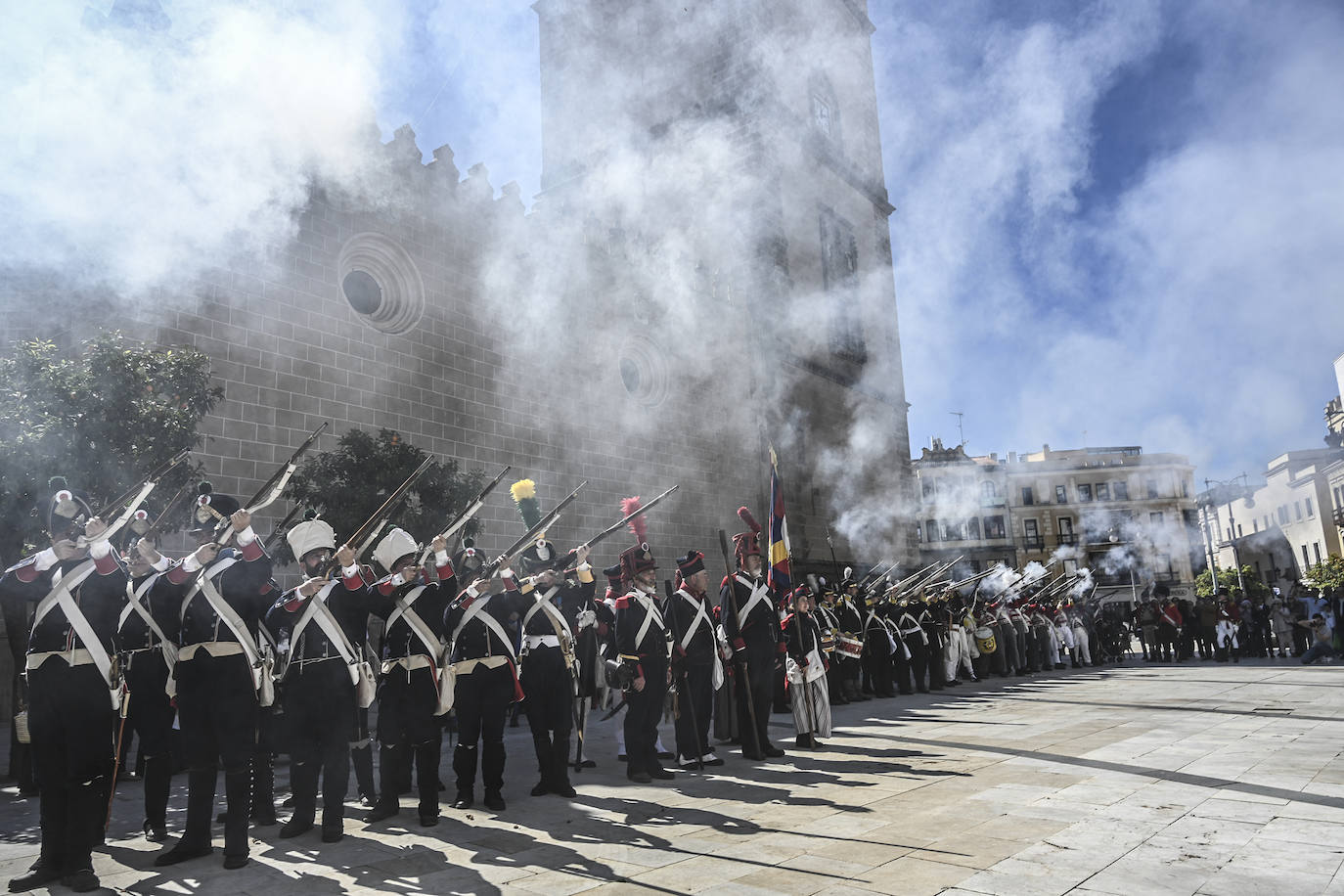 Los soldados se han formado junto a la Catedral.