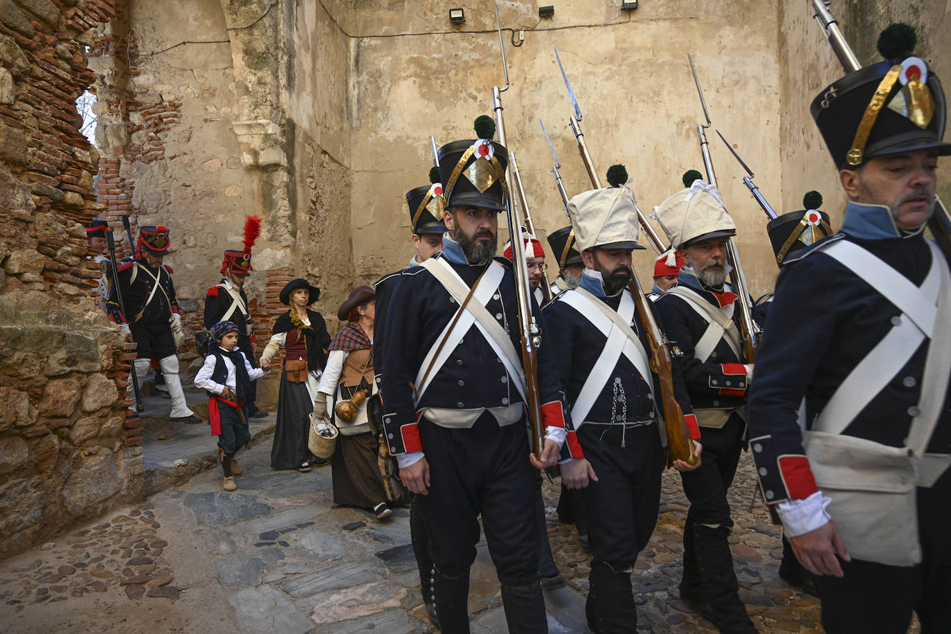 El recinto almohade y al fortificación de Badajoz deja escenas de cine con el desfile militar.