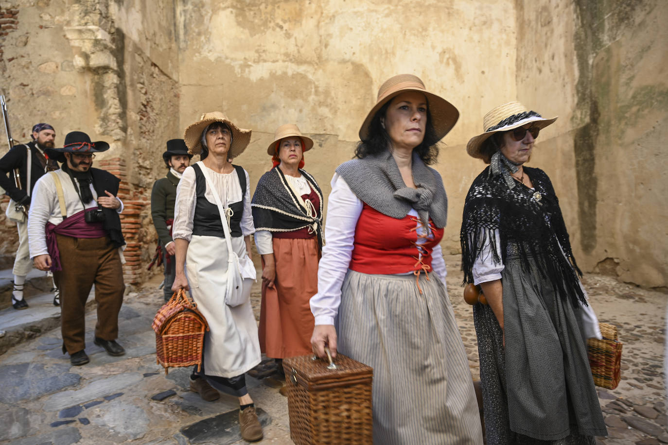 La mayor parte de las mujeres iban ataviadas con trajes de campesinas, pero no todas. También las había 'afrancesadas' con trajes lujosos y joyas.