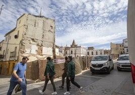 Aspecto actual de la Plaza del Duque, donde se aprecia la demolición del edificio que había en la esquina con Muñoz Chaves y del muro del jardín.