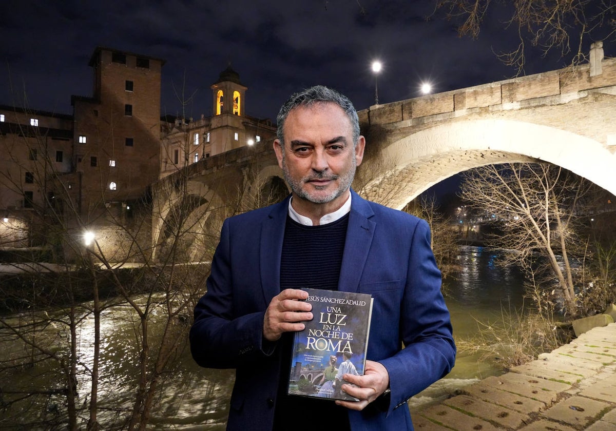 Sánchez Adalid con su libro en el puente Fabricio de la Isla Tiberina de Roma, donde transcurre la novela.