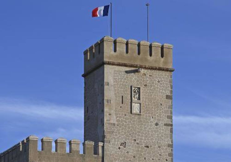 La bandera de Francia corona la torre de Santa María desde la tarde del viernes hasta que los ingleses la retiran este sábado por la tarde.