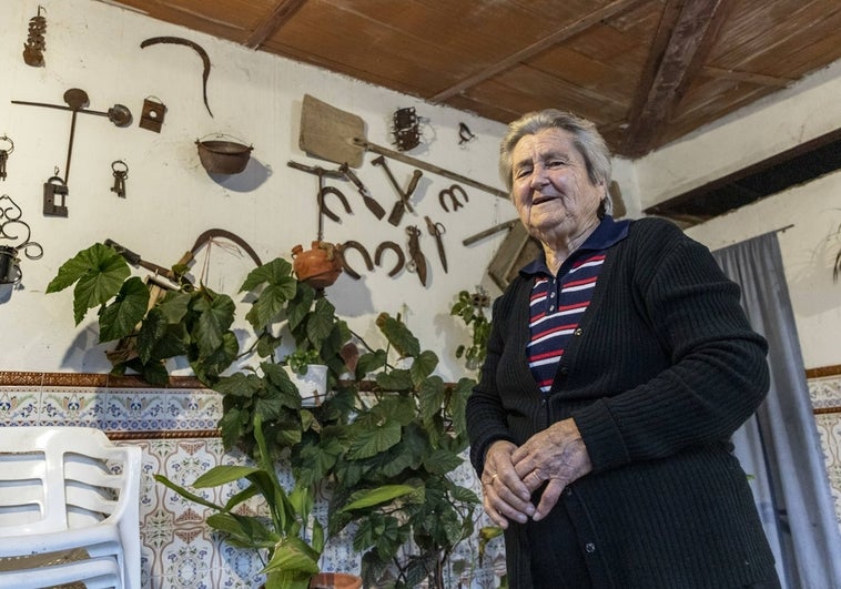 Desde que Constantina González se quedó viuda, hace ahora siete años, vive sola.