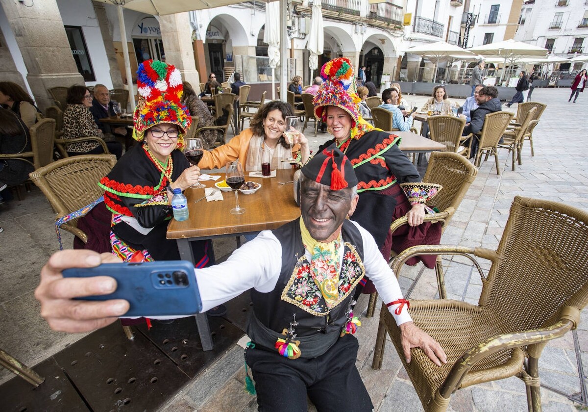 Participantes en Jato llegados desde Montehermoso se hacían un selfi el viernes en la Plaza Mayor