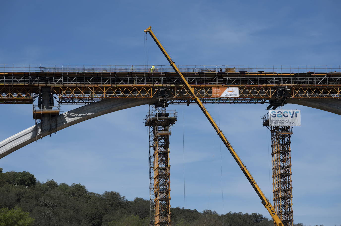 Operarios trabajan encima del arco central del puente, a 40 metros de altura del suelo.