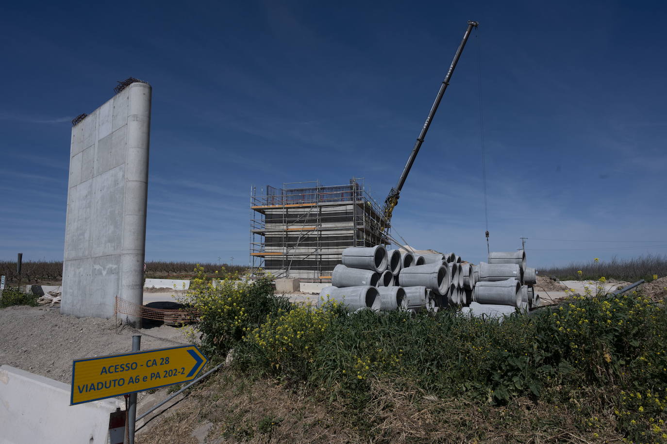 Los conductores que se dirigen a Portugal ven la construcción de un puente en la A6, que se ha ralentizado estos meses.