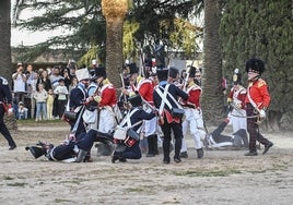 Los recreadores luchan cuerpo a cuerpo en la Alcazaba este sábado.