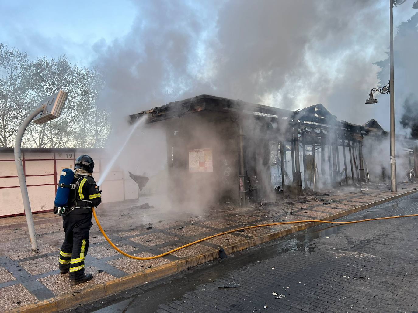 Los bomberos actuando para sofocar las llamas.