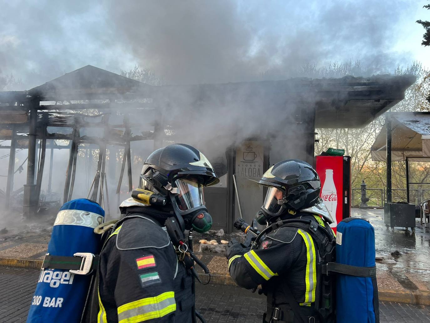 Los bomberos actuando para sofocar las llamas.