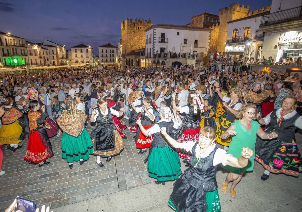 Convocatoria popular el pasado mes de septiembre en la Plaza Mayor de Cáceres para bailar 'El Redoble'.