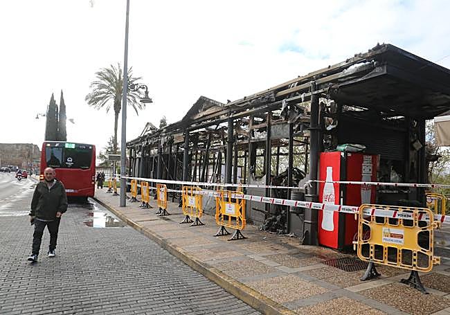 Así ha quedado la parada del autobús.