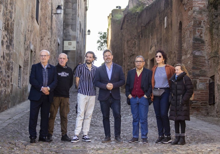 Foto de familia de la organización de la Pasión Viviente junto al concejal de Turismo en los adarves.