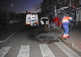 Un operario en tareas de mantenimiento en San Blas.