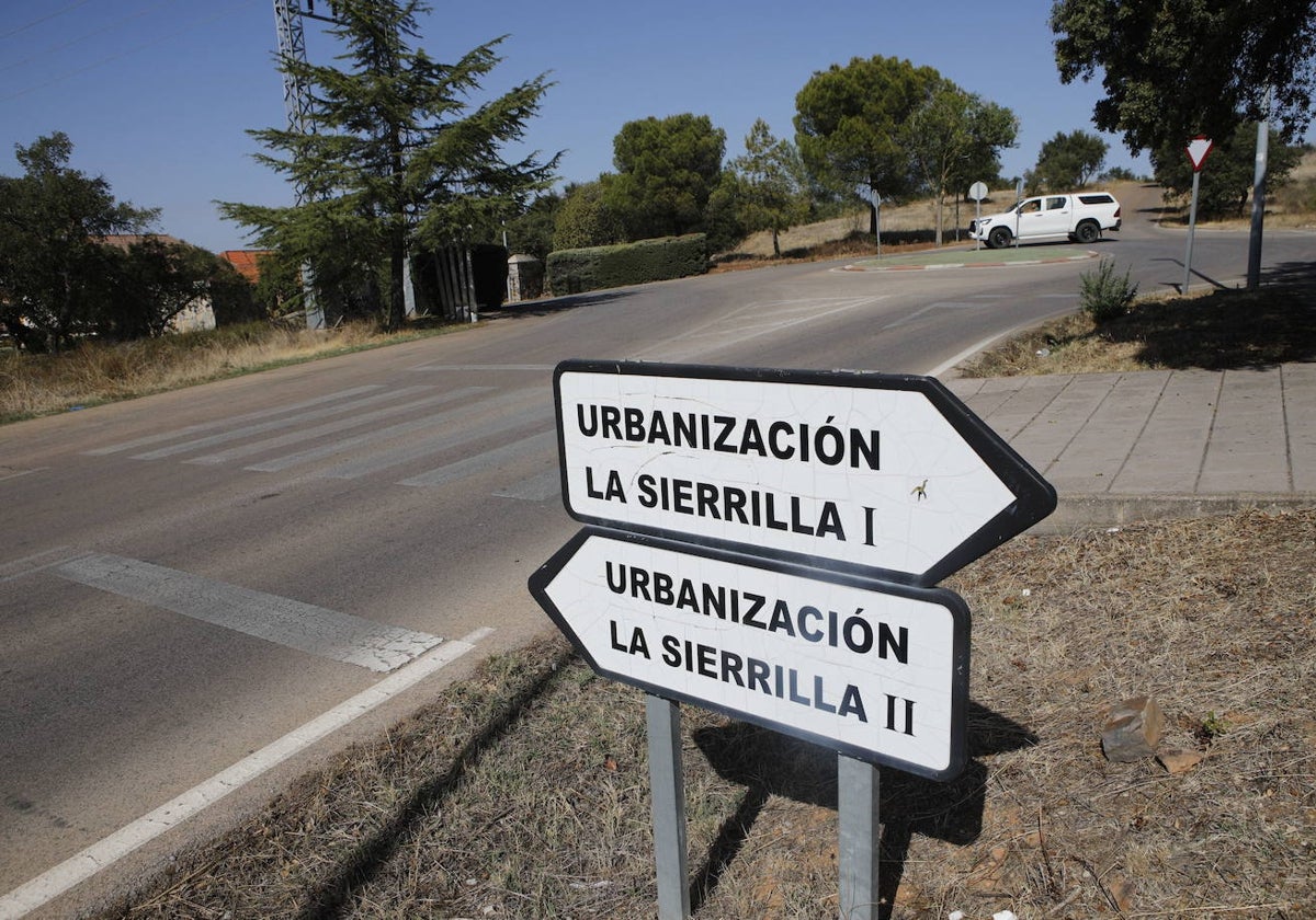 Acceso a los dos sectores que forman la urbanización residencial de la Sierrilla.