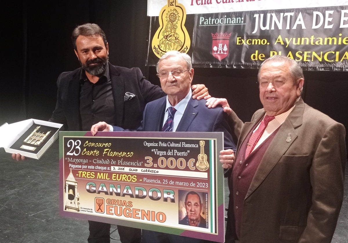 José Olmo, a la izquierda, recibe el premio en el teatro Alkázar.