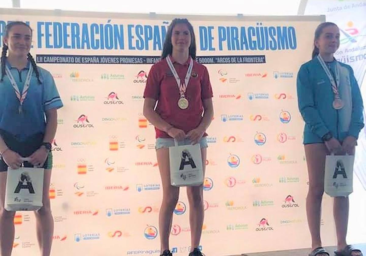 Telma en el centro, con su medalla de oro.