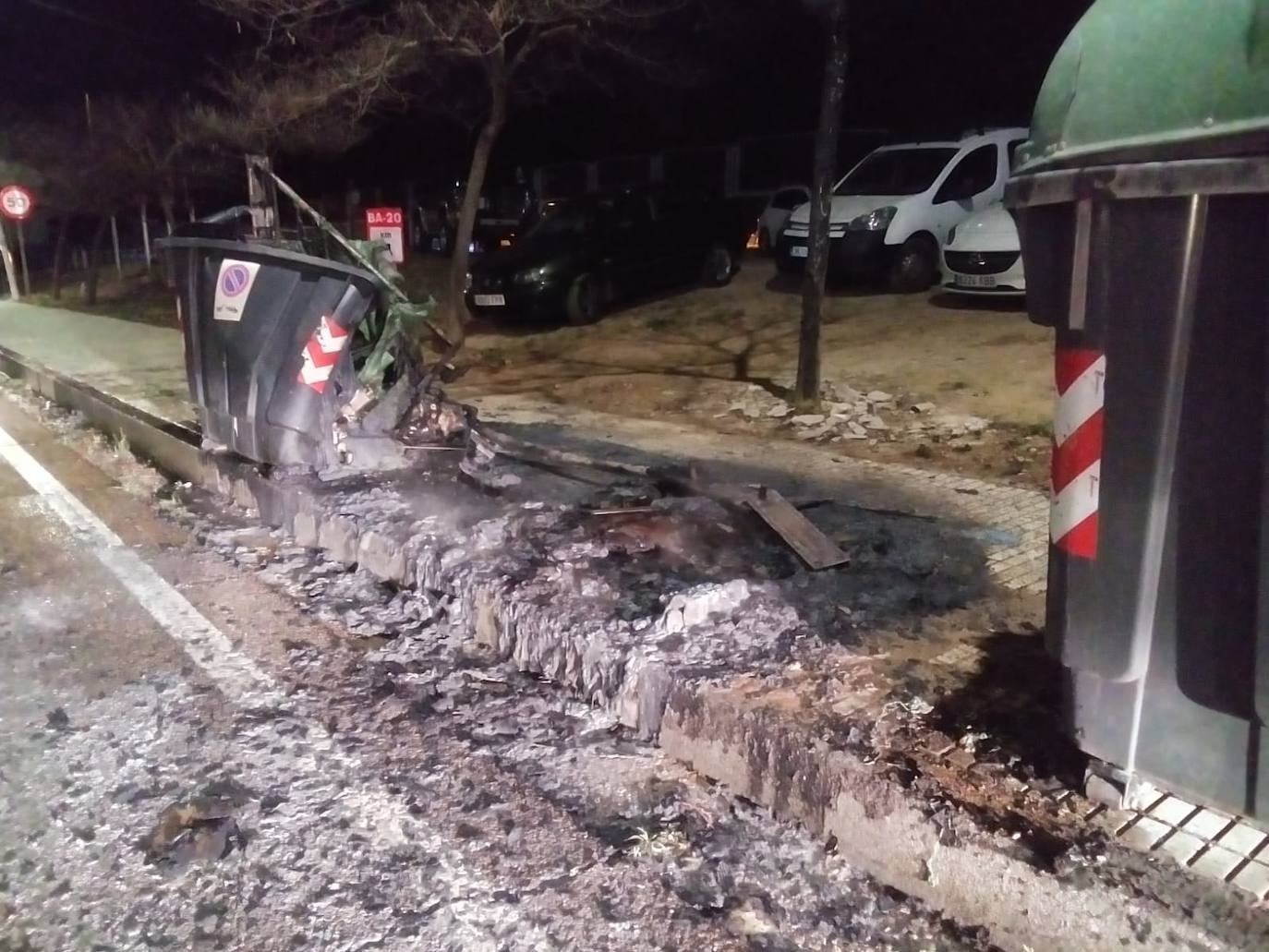 Contenedores quemados en Badajoz