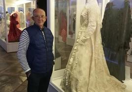 Enrique Elías junto a uno de los trajes expuestos en su museo.