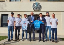 El equipo extremeño durante la recepción en la embajada kazaja.