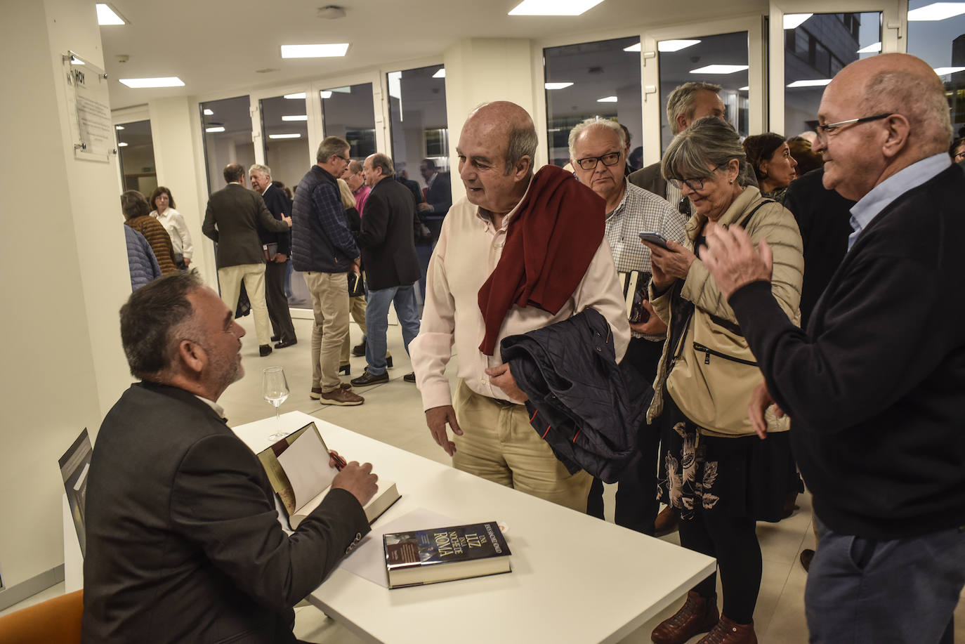 Jesús Sánchez Adalid ha presentado su nueva novela, 'Una luz en la noche de Roma', inspirada en la II Guerra Mundial, en el Aula de Cultura HOY