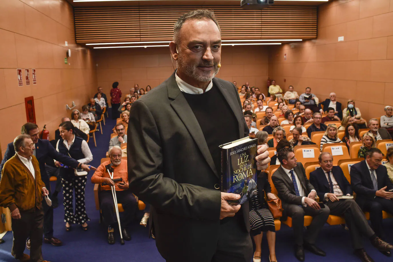 Jesús Sánchez Adalid ha presentado su nueva novela, 'Una luz en la noche de Roma', inspirada en la II Guerra Mundial, en el Aula de Cultura HOY
