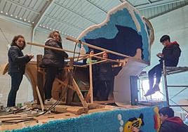 Los campanarienses trabajan a contrarreloj para presentar ante miles de personas sus creaciones, sus obras de arte, en el desfile de la Romería de Piedraescrita. HOY Campanario ha podido ser testigo del arduo proceso de elaboración de las carrozas que participarán el próximo 10 de abril, Lunes de Pascua