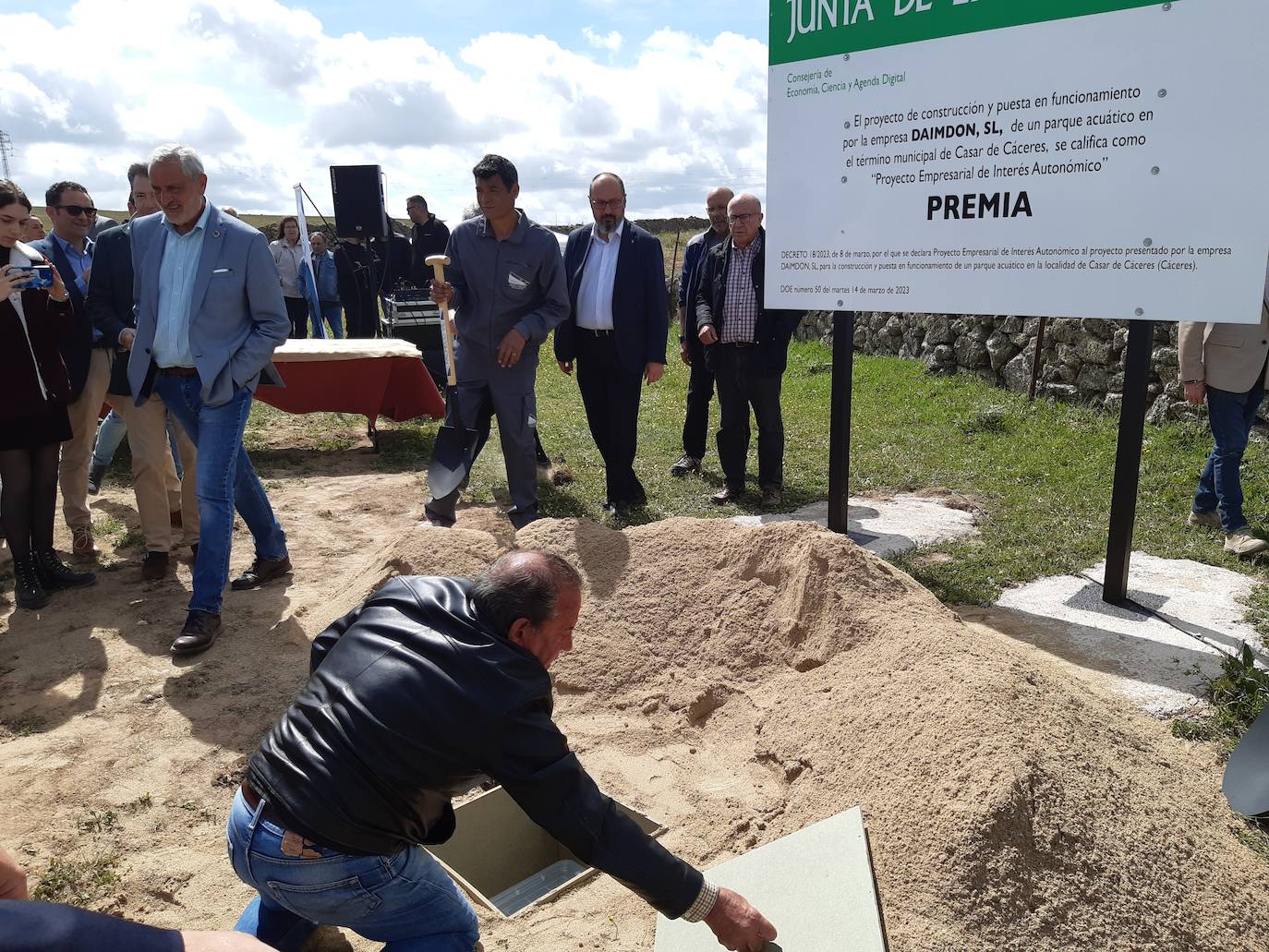 Imagen secundaria 2 - Colocada la primera piedra del parque acuático de Casar de Cáceres