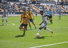 Adilson encara en una acción del partido del pasado domingo ante el Unionistas.