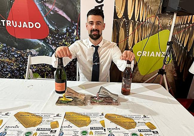 Antonio Gutiérrez tras convertirse en el mejor joven barman de Extremadura.