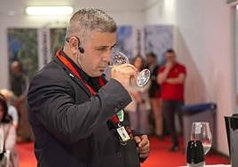 Ángel Martín en el campeonato regional de sumillería este jueves.